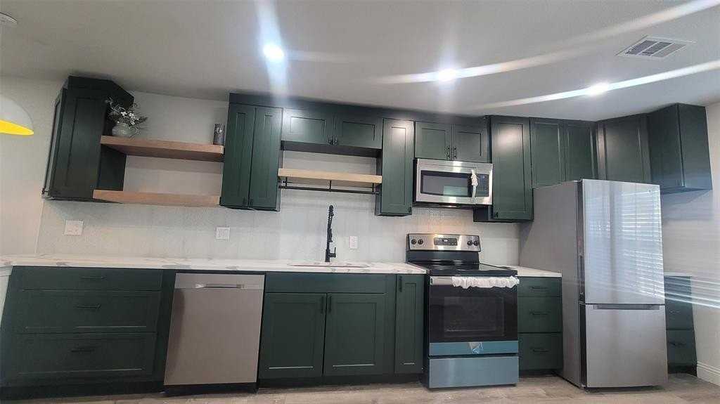 1204 Live Oak St - Photo 3 of 14