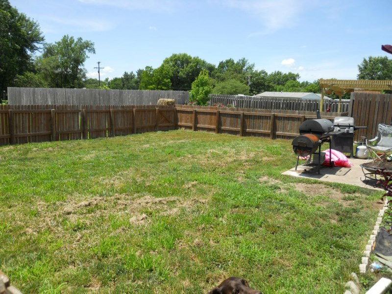 2367 Surrey Dr - Photo 2 of 2