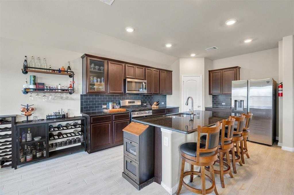 2310 Bellewood Ct - Photo 6 of 28