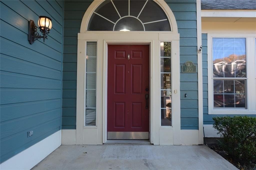 1400 Oakcrest Dr - Photo 3 of 18