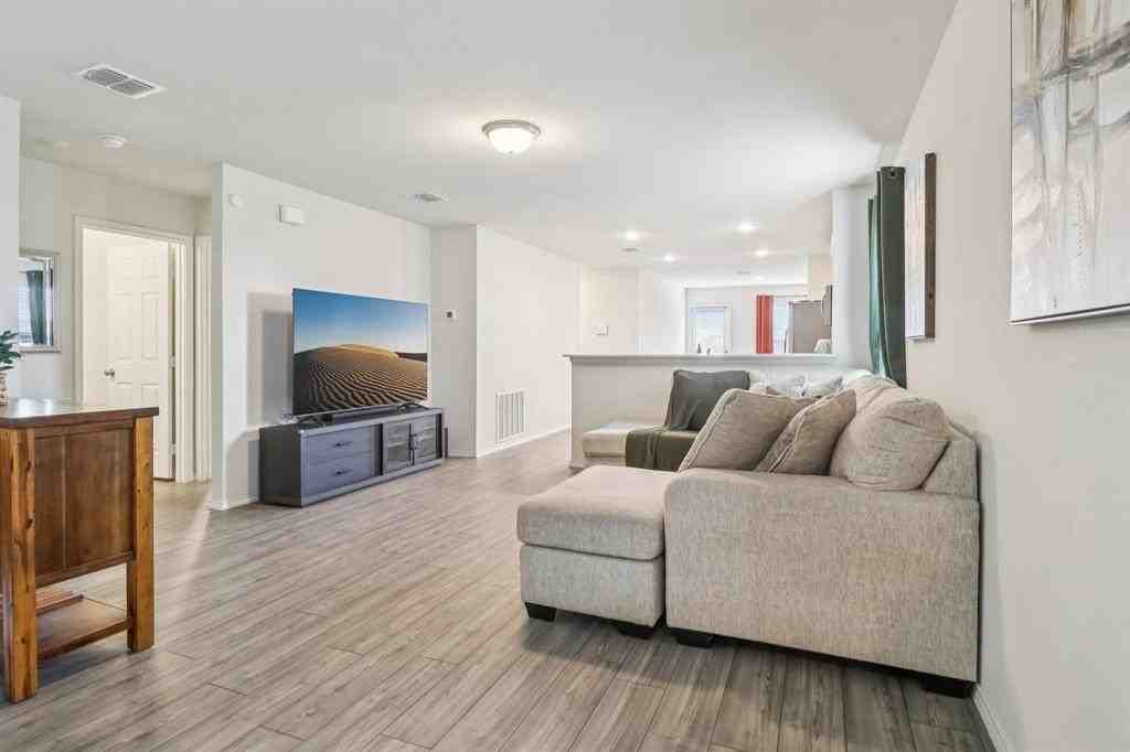 475 Grenada Lake Dr - Photo 5 of 38