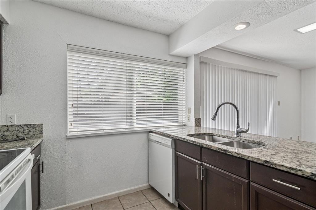 1302 Summerwood Ln - Photo 5 of 28