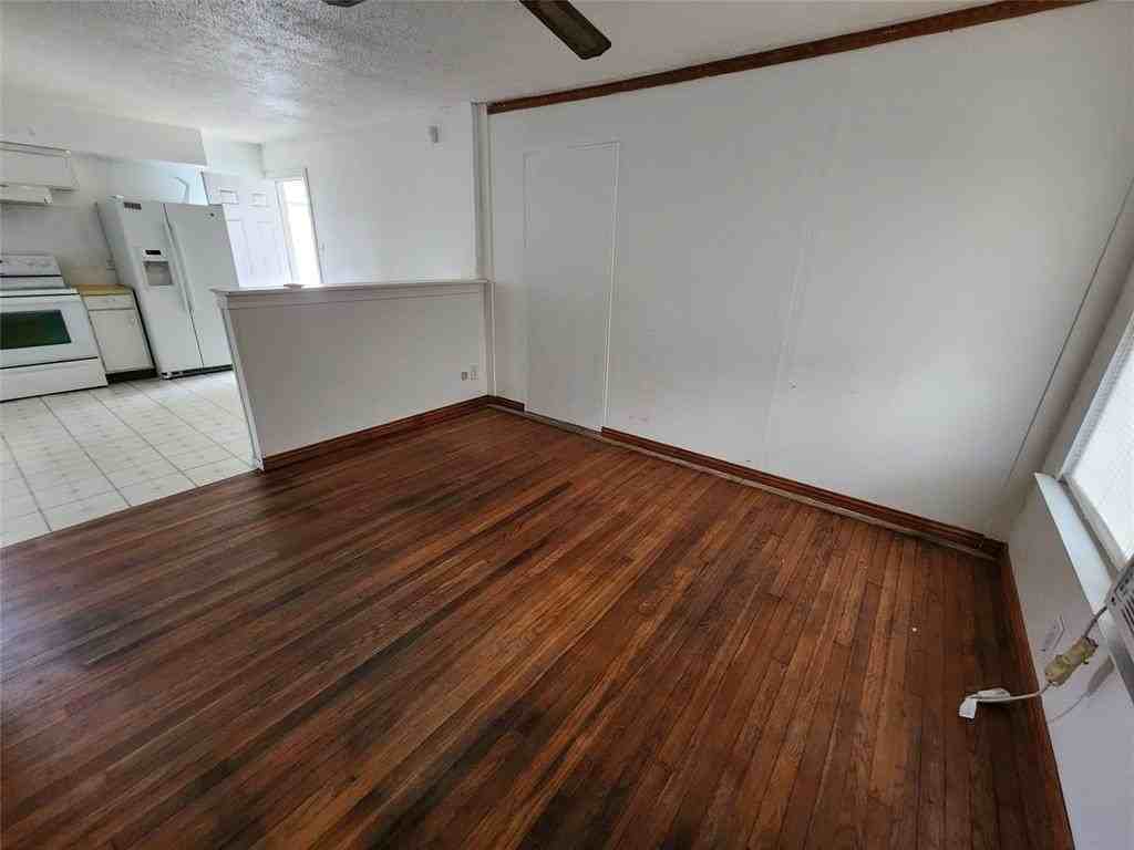 843 Harbor Dr - Photo 4 of 14