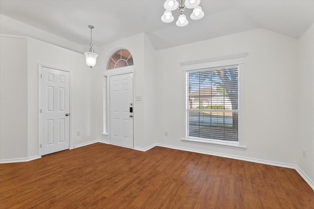 3807 Farmington Dr - Photo 5 of 40