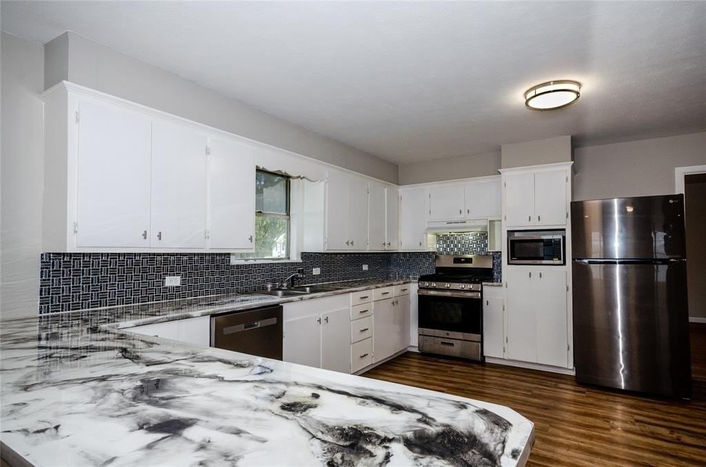 104 Cole St - Photo 3 of 35