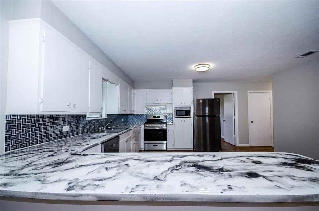 104 Cole St - Photo 4 of 35