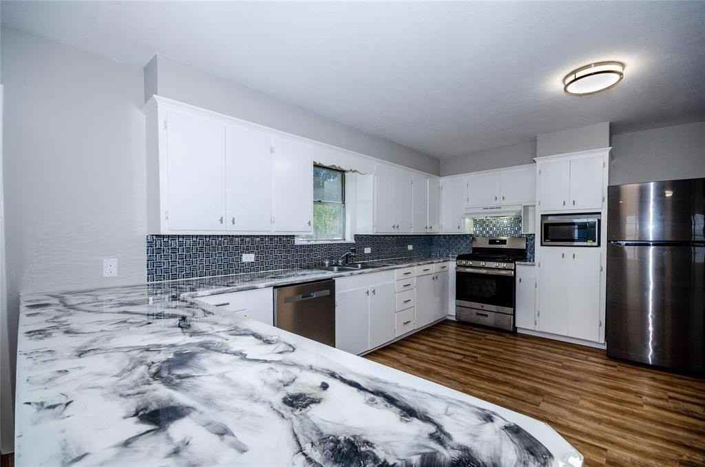 104 Cole St - Photo 5 of 35