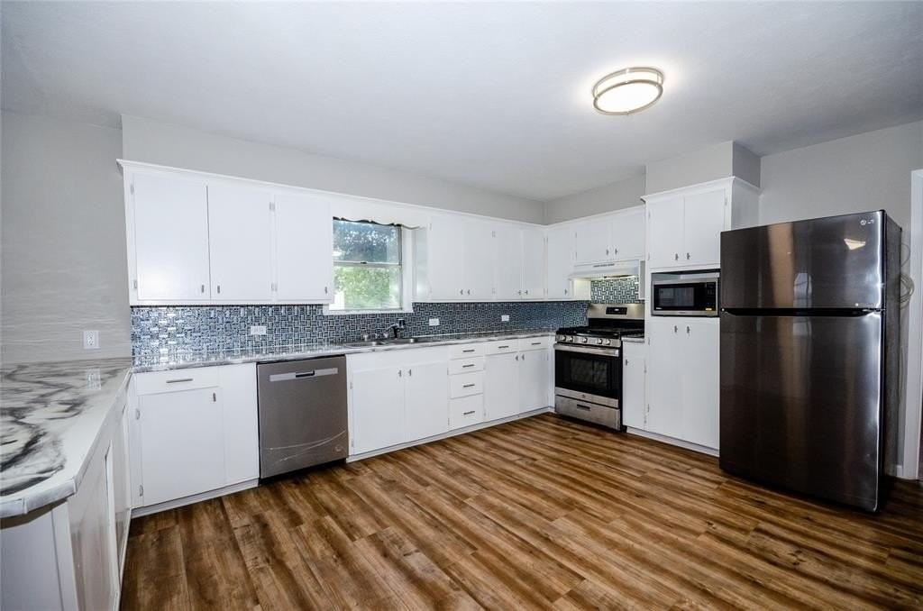 104 Cole St - Photo 6 of 35