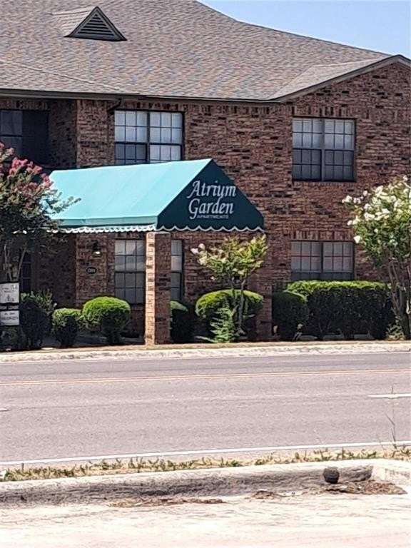 1304 Halsell St - Photo 2 of 12