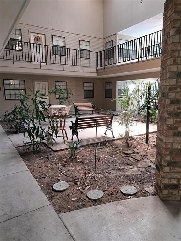 1304 Halsell St - Photo 3 of 12