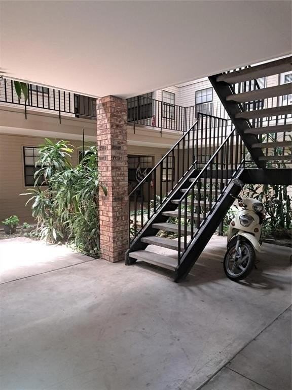 1304 Halsell St - Photo 4 of 12