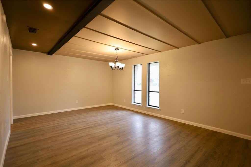 905 Pine Tree Ln - Photo 2 of 11