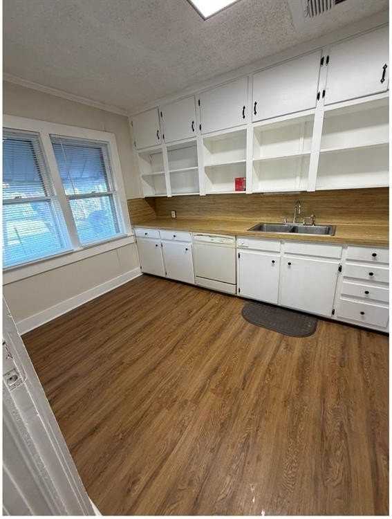 805 W Spring St - Photo 2 of 9