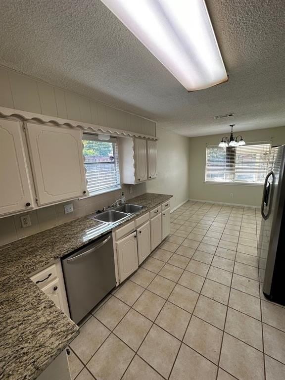 733 Toni Dr - Photo 5 of 15