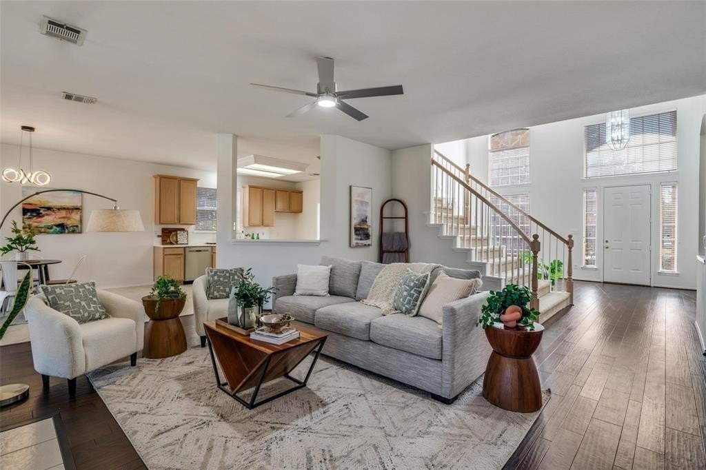 237 Mimosa Dr - Photo 3 of 21