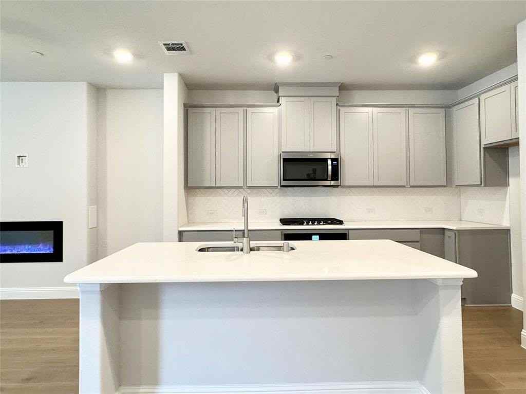 7830 Bayside Dr - Photo 6 of 25