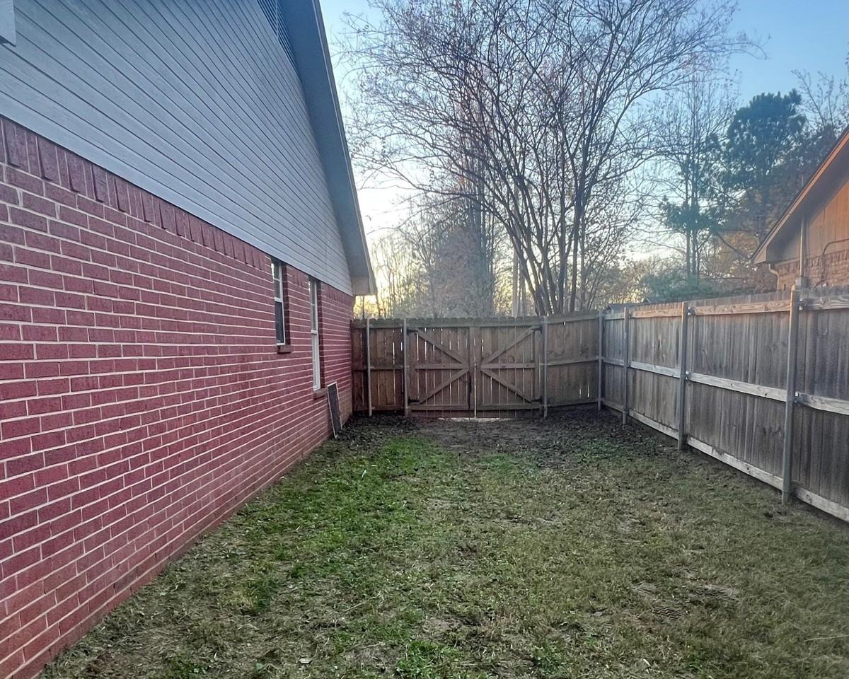 1102 Dierks St - Photo 4 of 25