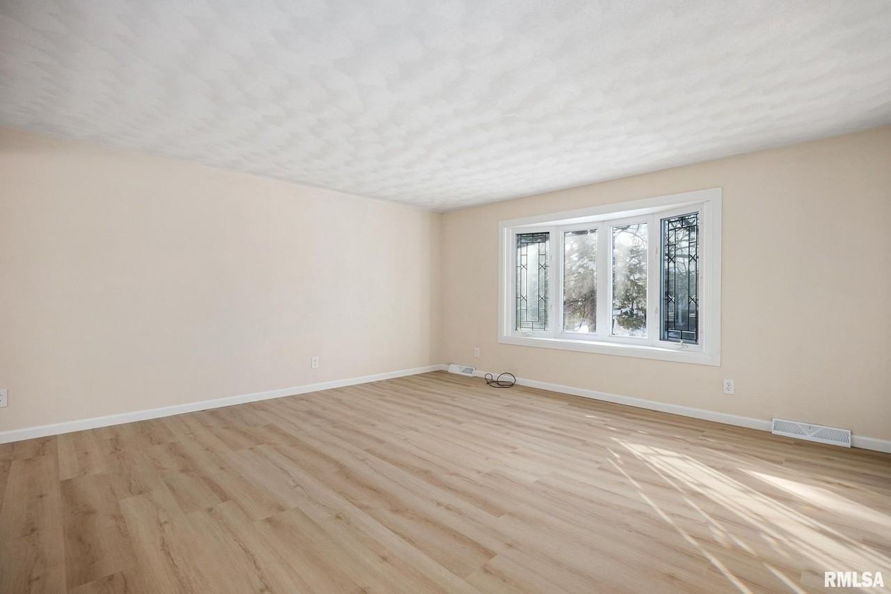 7414 N Parliament Pl - Photo 4 of 32