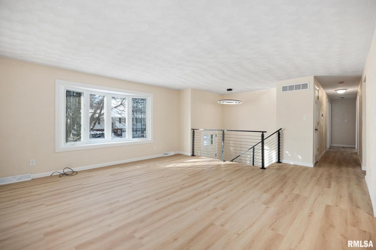 7414 N Parliament Pl - Photo 7 of 32