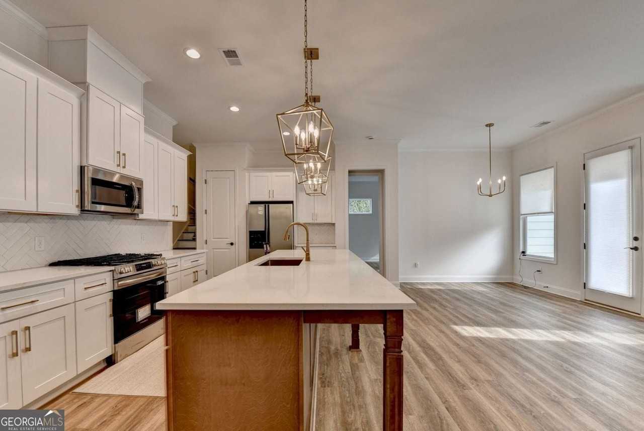 1329 Davis St - Photo 5 of 22