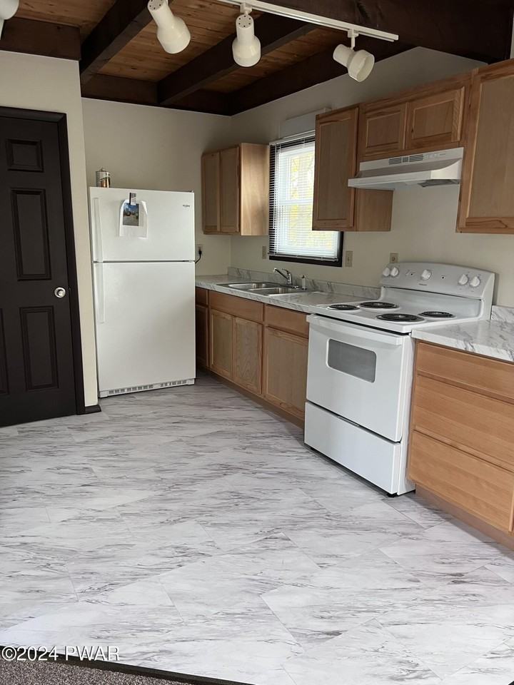 2392 Meadow View Dr - Photo 6 of 24