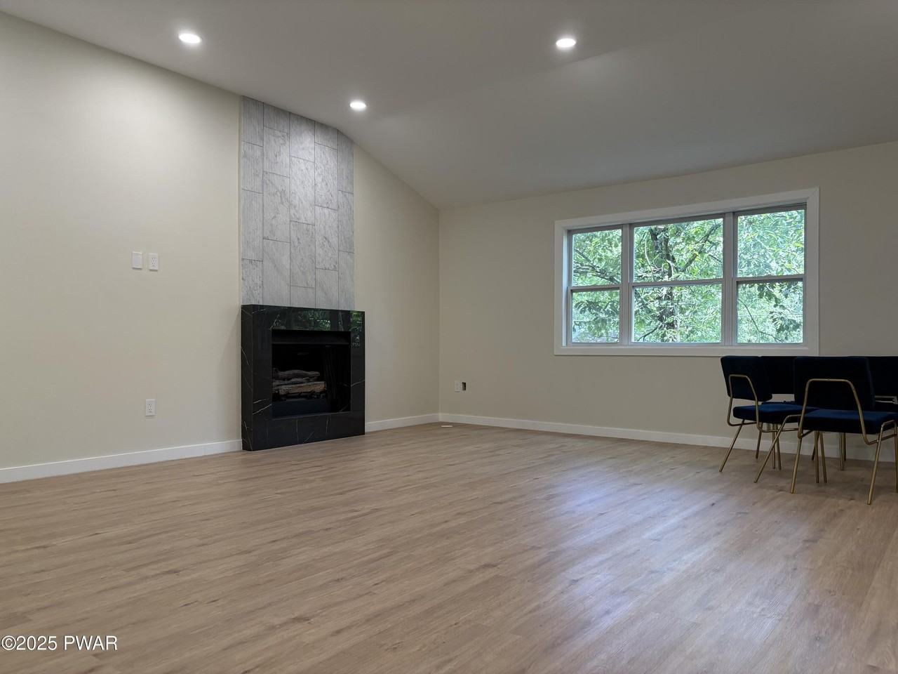 114 Brewster Way - Photo 5 of 43