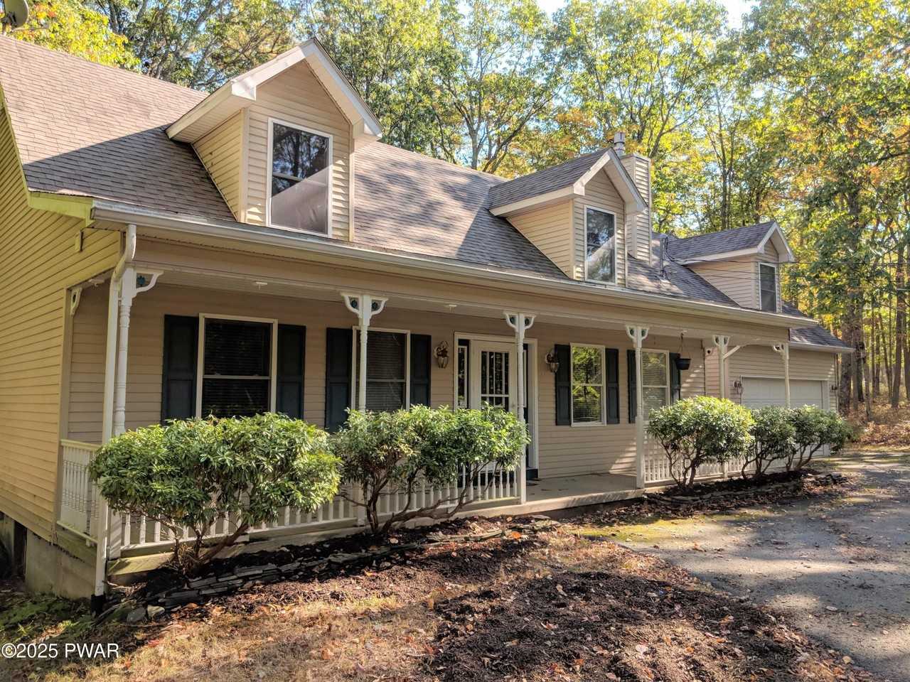 131 Surrey Ln - Photo 3 of 40