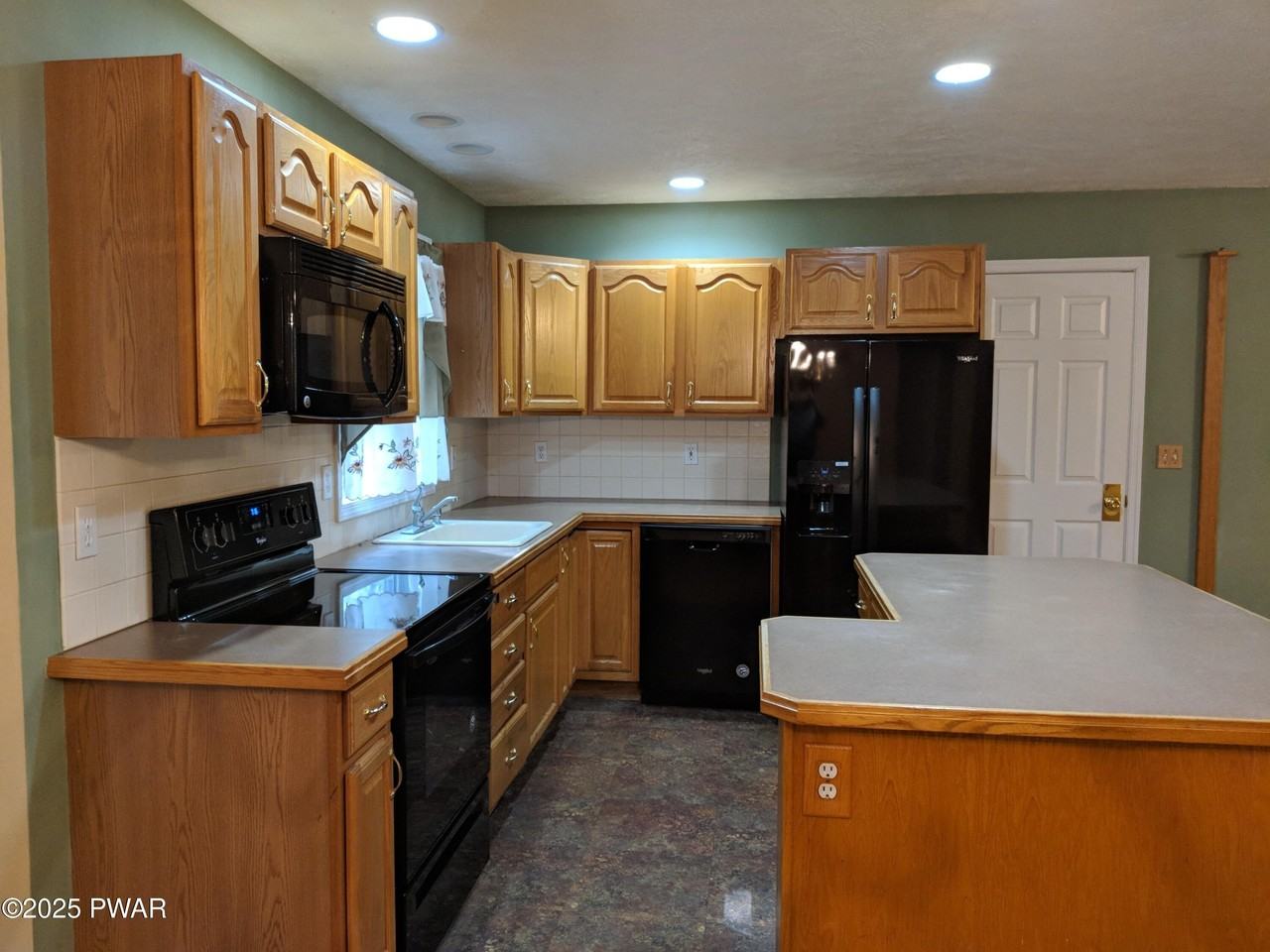 131 Surrey Ln - Photo 7 of 40