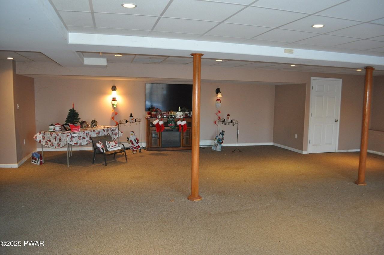 56 Sterling Rd - Photo 4 of 20