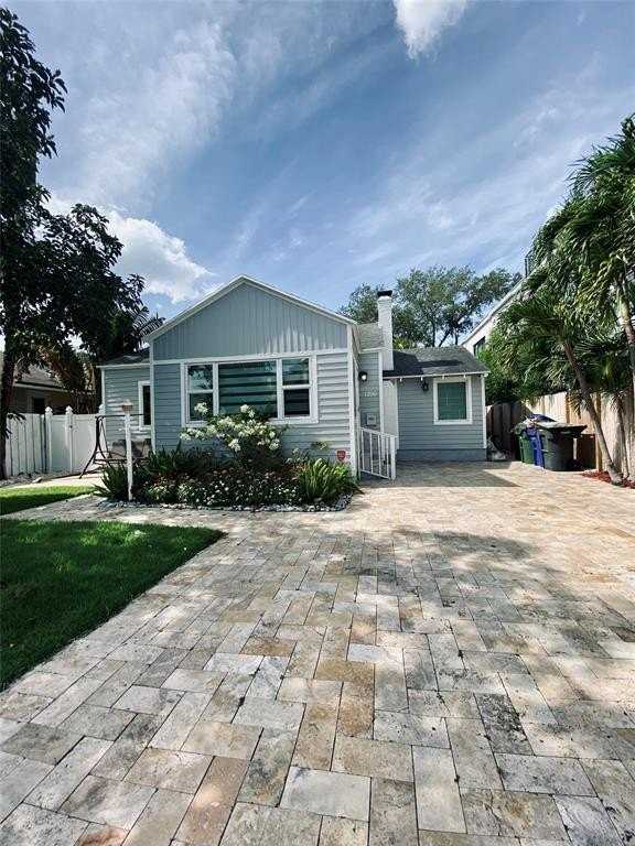 1216 Ne 1st St - Photo 2 of 2