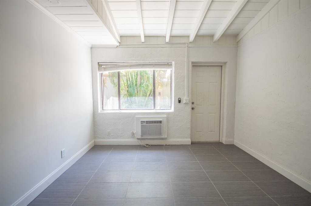 835 Ne 15th Ave #4 - Photo 2 of 8