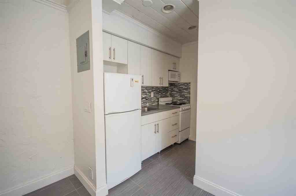 835 Ne 15th Ave #4 - Photo 4 of 8