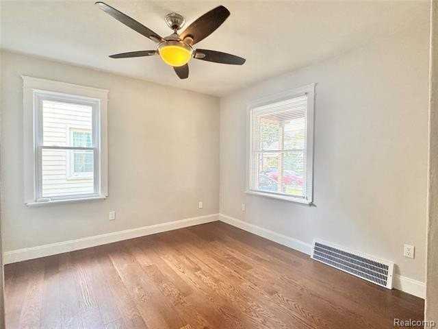 24741 Chicago St - Photo 4 of 13