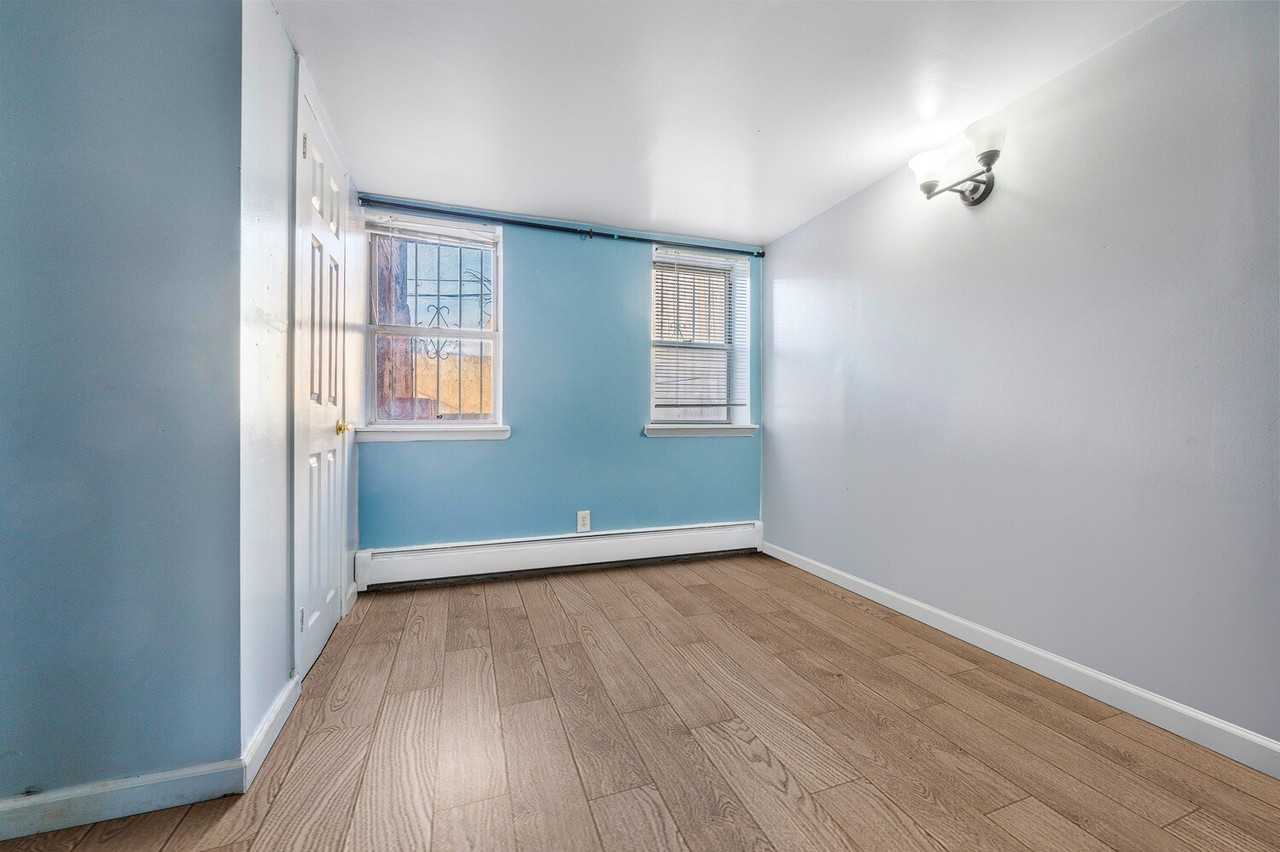 1114 Brooklyn Ave #1 - Photo 6 of 8