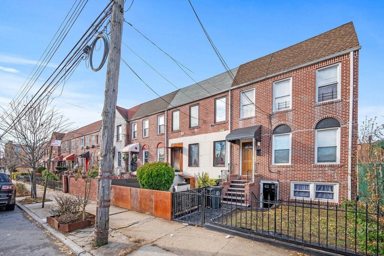 1114 Brooklyn Ave #1 - Photo 7 of 8