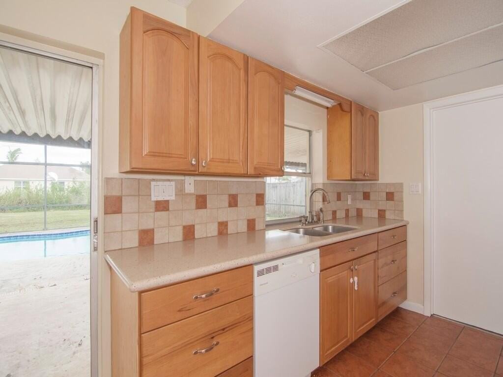 557 Sw Duval Ave - Photo 3 of 26