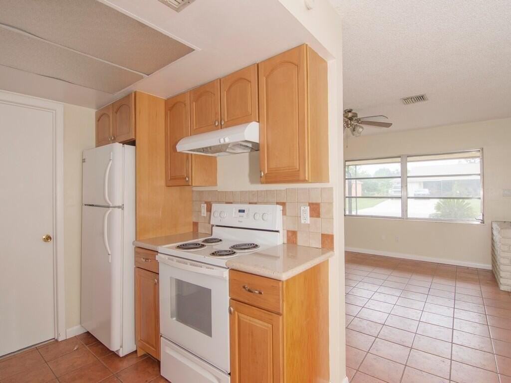 557 Sw Duval Ave - Photo 4 of 26