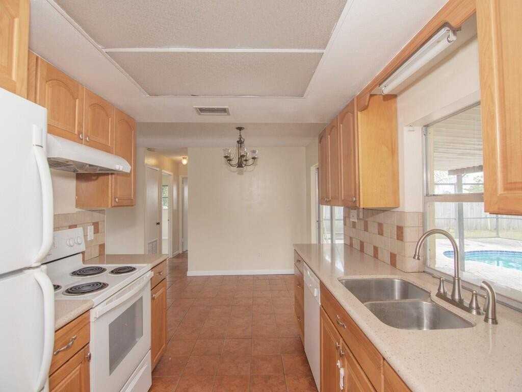 557 Sw Duval Ave - Photo 5 of 26