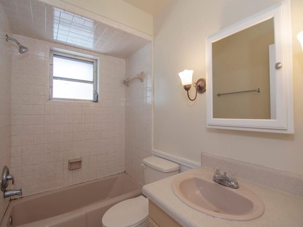 557 Sw Duval Ave - Photo 6 of 26