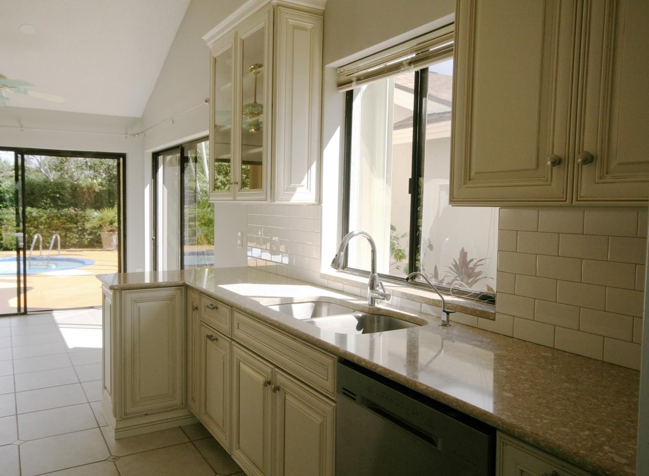 141 Seashore Dr - Photo 4 of 16