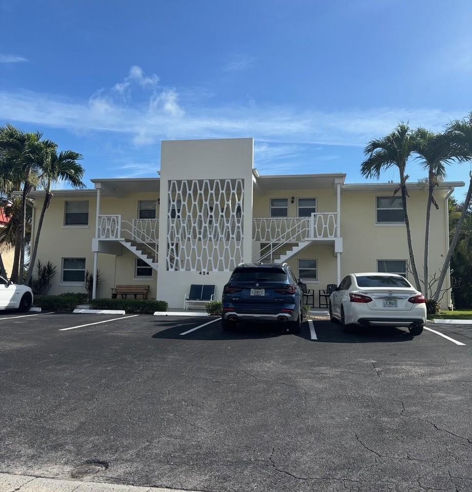 424 Northlake Ct #2 - Photo 3 of 14