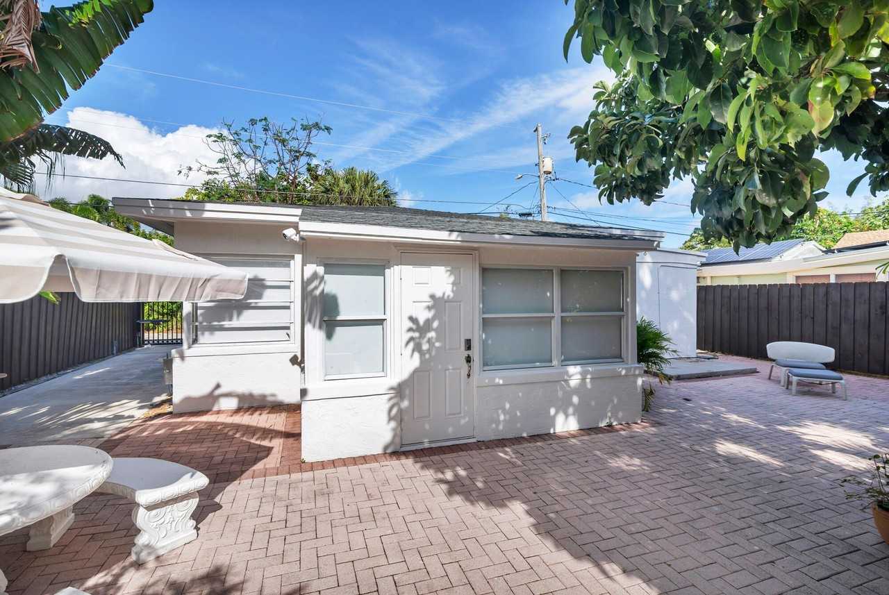 439 28th St - Photo 5 of 31