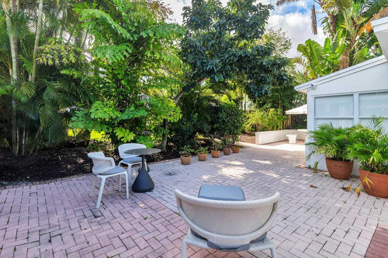 439 28th St - Photo 7 of 31