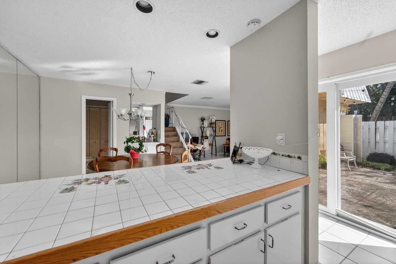 141 E Riverside Dr #10D - Photo 7 of 35