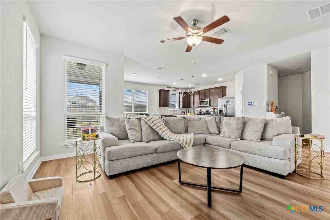 918 James Parker Cir - Photo 2 of 8