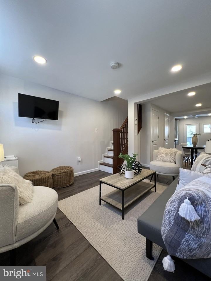 324 S Castle St - Photo 2 of 17