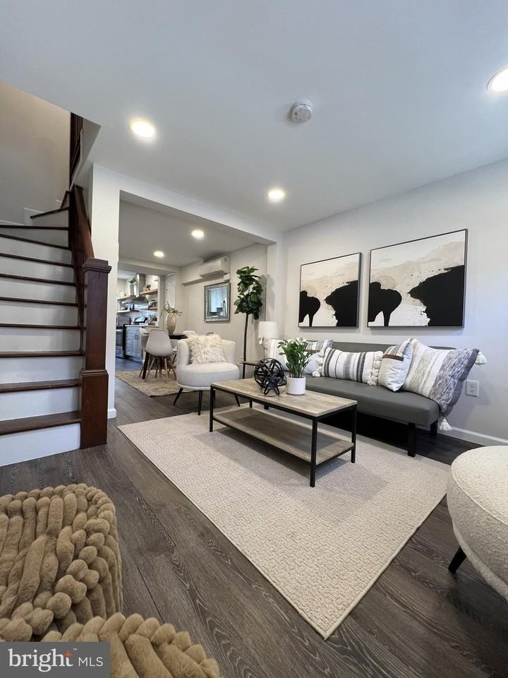 324 S Castle St - Photo 3 of 17