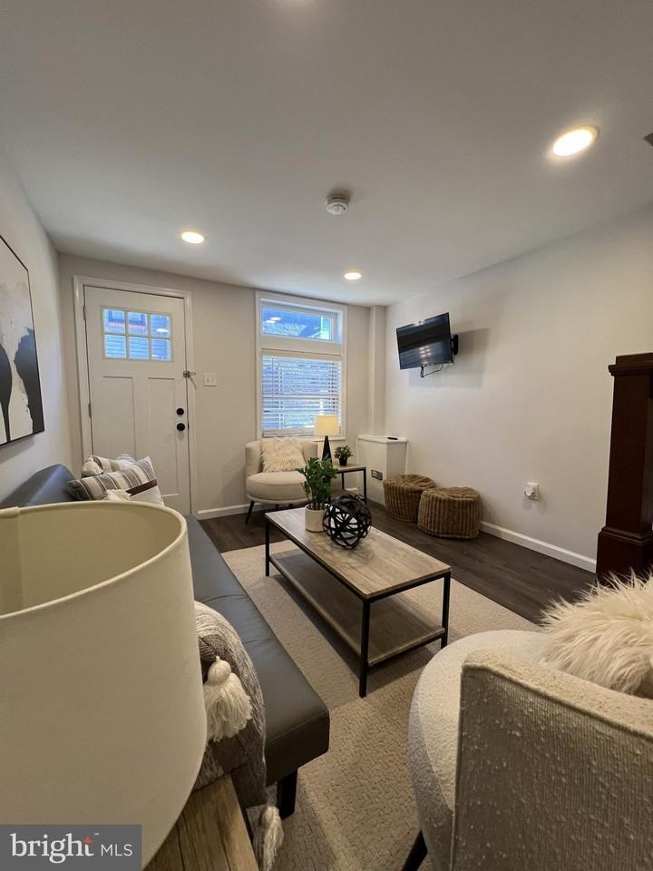 324 S Castle St - Photo 4 of 17