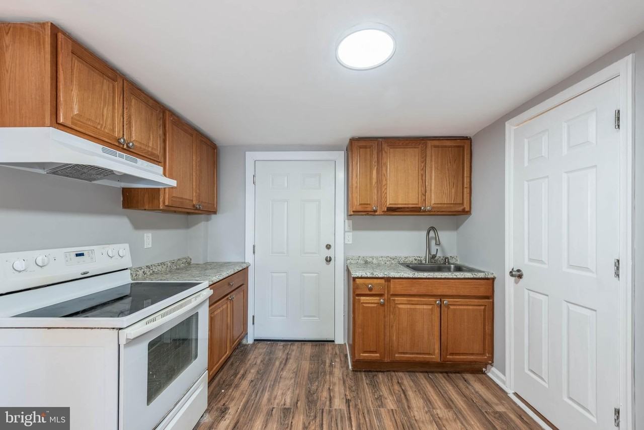 108 Edgewood Rd Apt 3 #3 - Photo 4 of 19