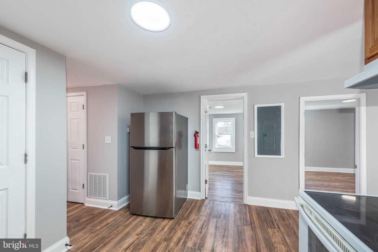 108 Edgewood Rd Apt 3 #3 - Photo 5 of 19